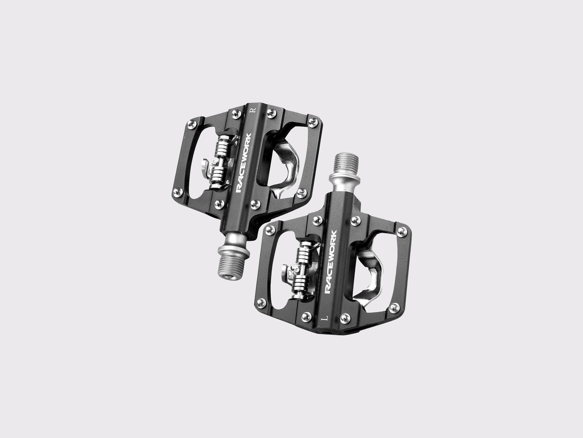 Pédales mixtes Racework SPD-Plate, vue de la face plateforme large avec picots de traction en acier et corps en aluminium noir usiné.