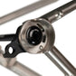 Détail de l'axe de roue arrière en titane sur le vélo de gravel mono avec une patte de dérailleur universelle interchangeable. 
