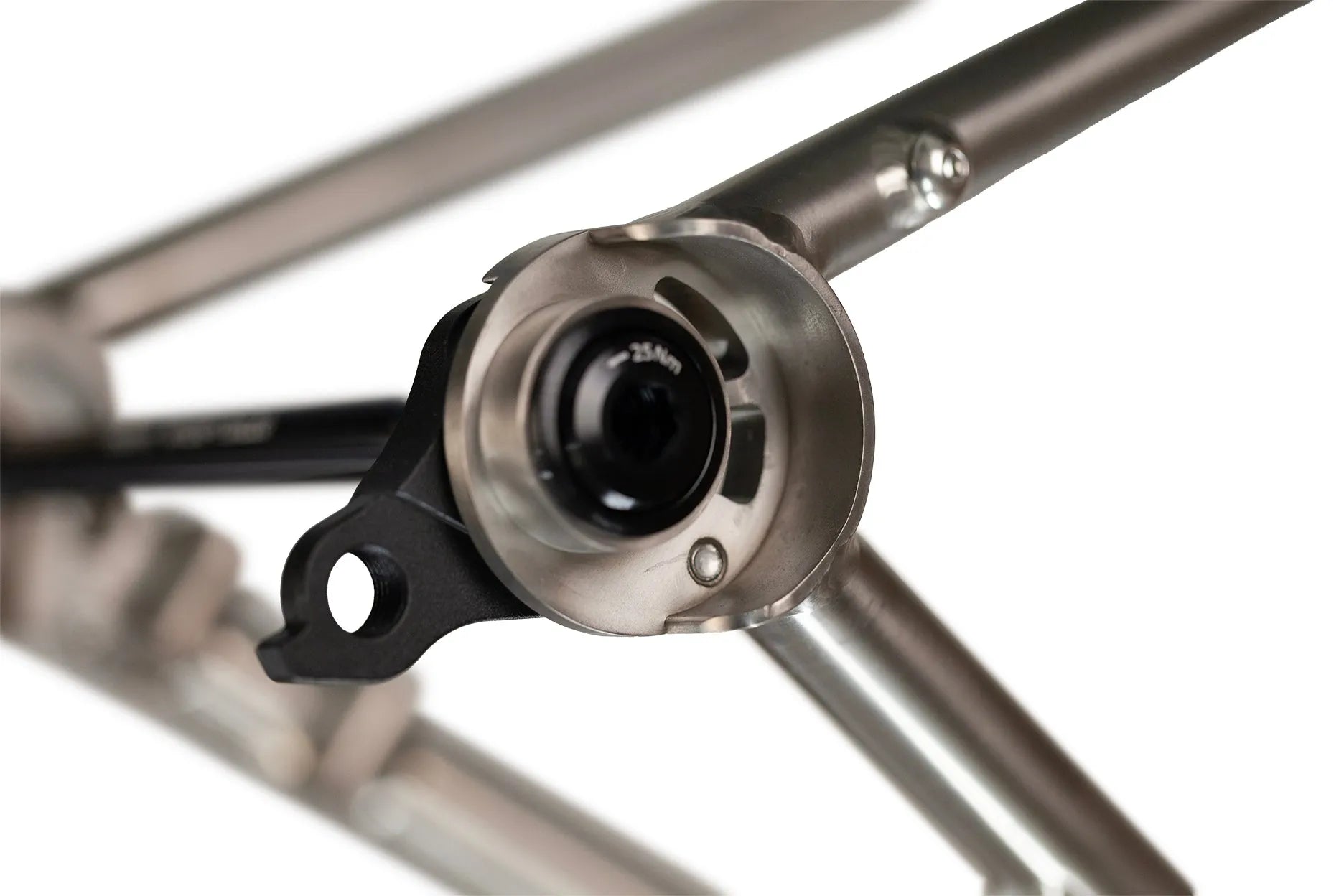 Détail de l'axe de roue arrière en titane sur le vélo de gravel mono avec une patte de dérailleur universelle interchangeable. 
