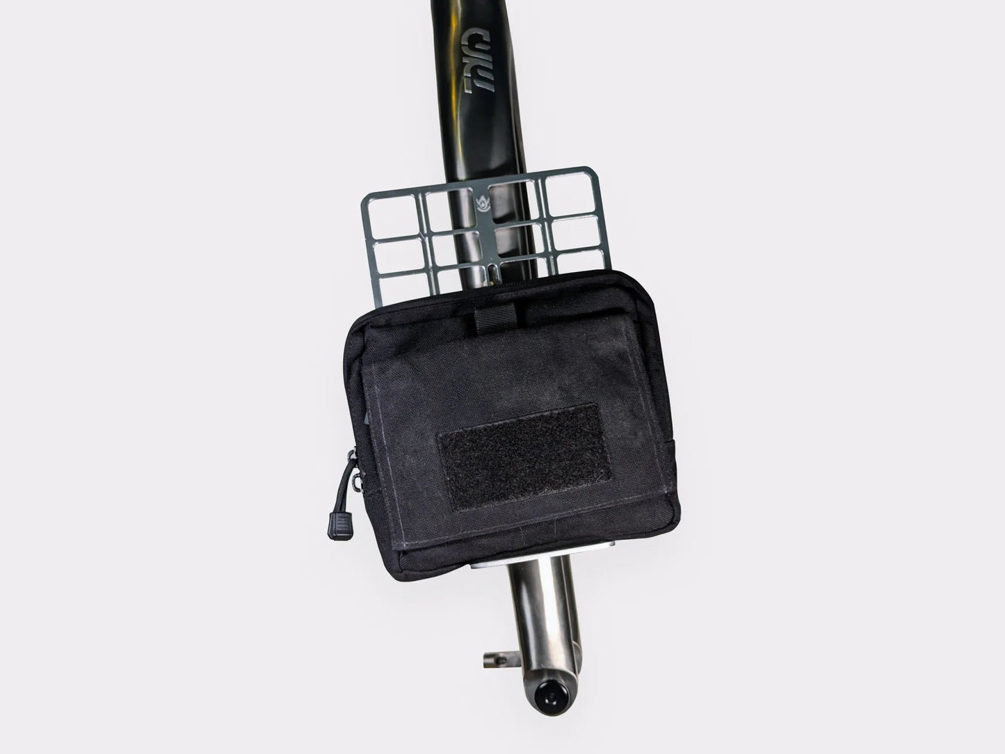Zoom sur la finition du porte-bagages titane CYKL MOLLE – soudures précises, design robuste pour expédition