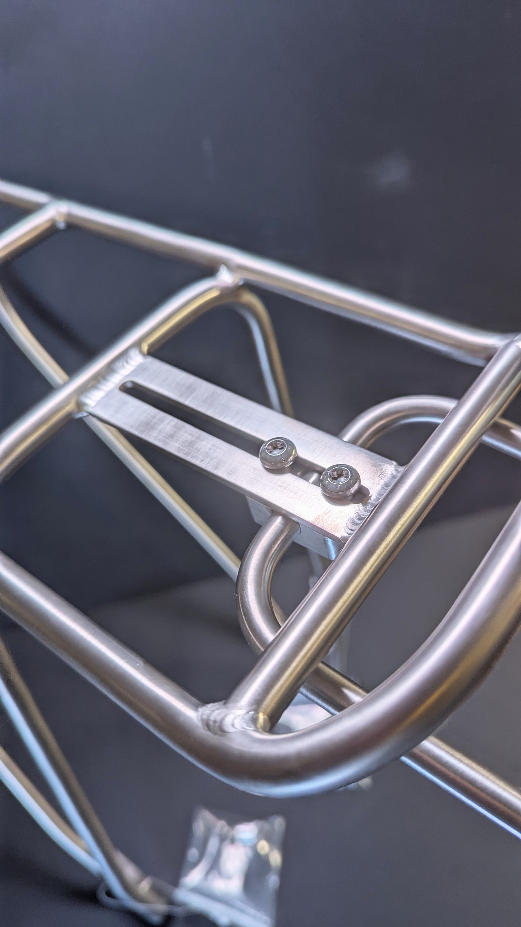 Porte-bagages arrière titane CYKL – vue arrière, capacité de portage élevée, design épuré pour vélo moderne