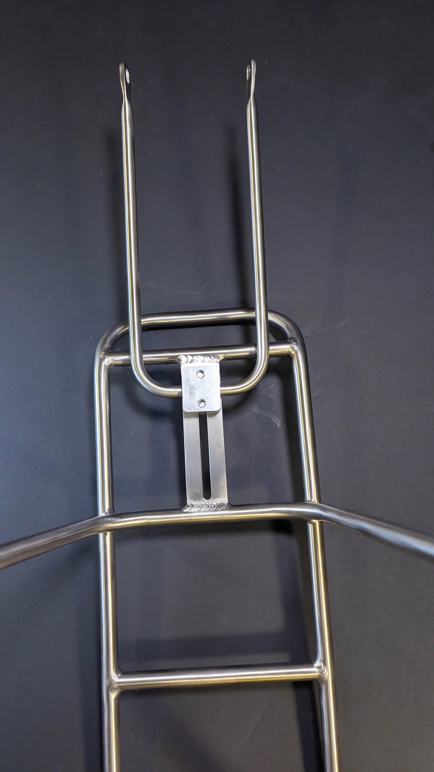 Porte-bagages arrière titane CYKL – vue arrière, capacité de portage élevée, design épuré pour vélo moderne