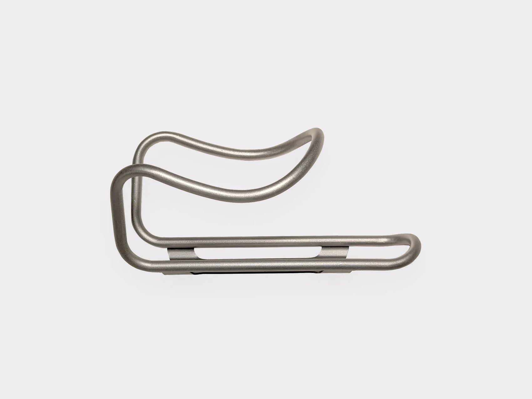 Porte-bidon titane CYKL – vue de profil, structure tubulaire robuste, maintien optimal du bidon
