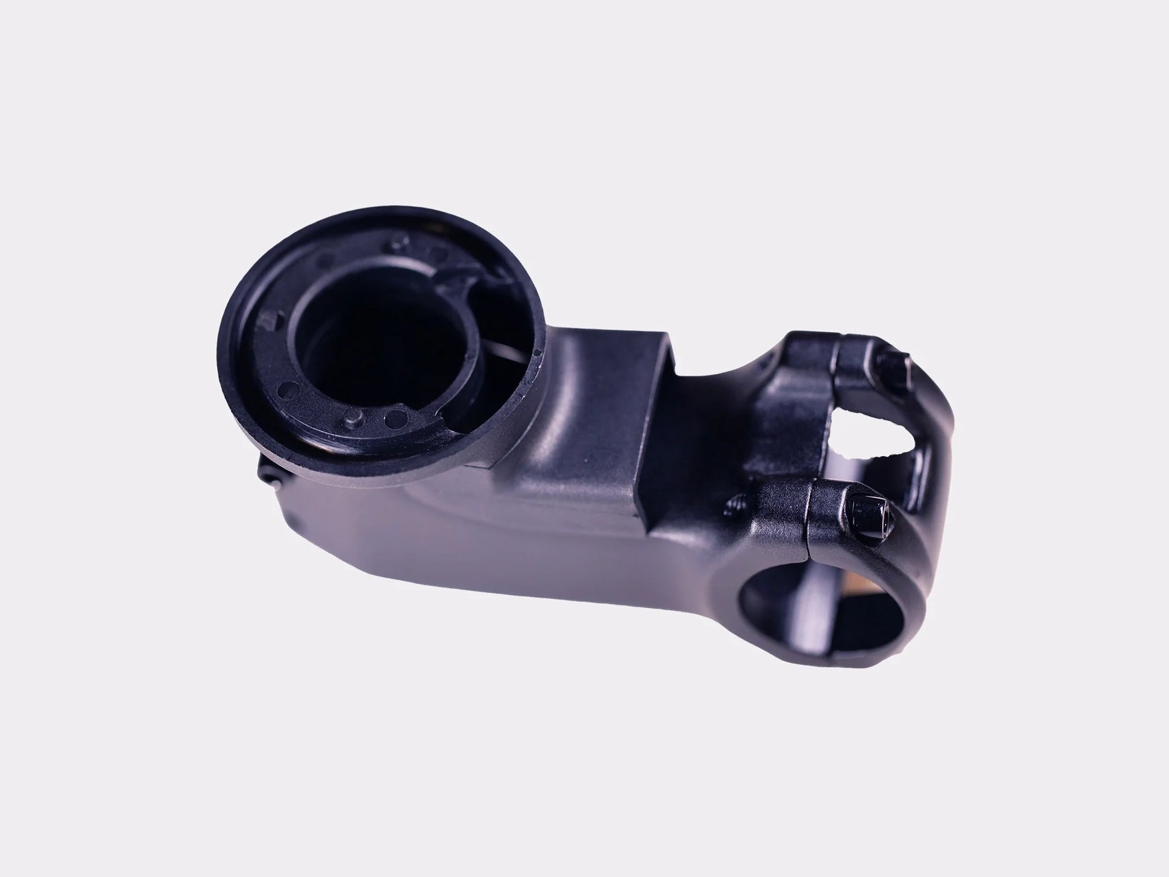Potence aluminium CYKL vue de dessous avec interface pour passage de câbles interne ou capteur GPS.