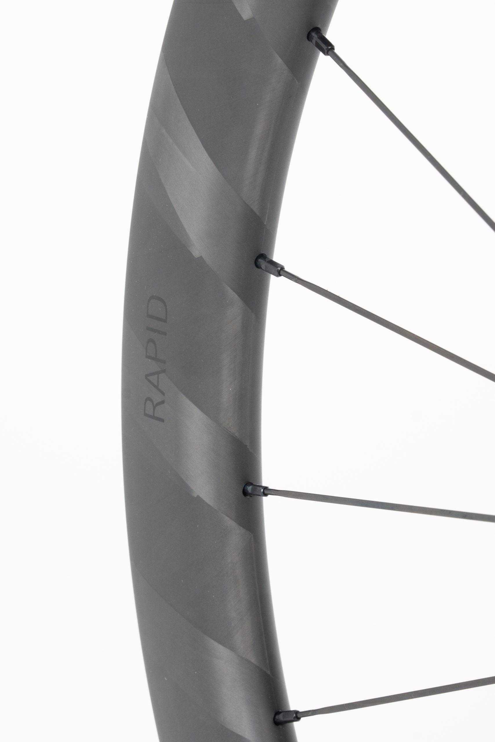 Détail jante carbone Sislent Rapid LC finition noire rayons CX Ray