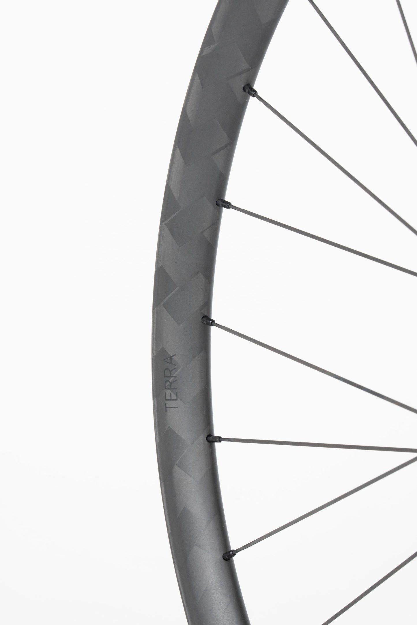 Détail jante Sislent Terra LC finition carbone brut logo noir discret