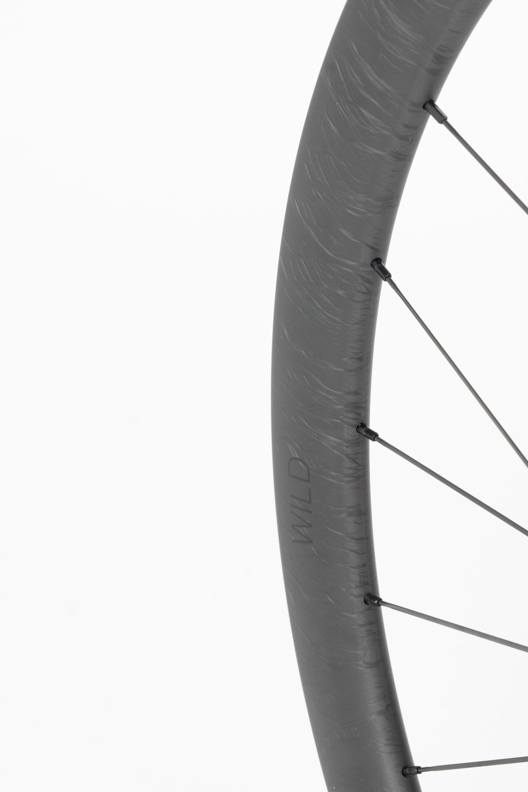 Détail jante carbone Sislent Wild LC finition noire rayons CX Ray