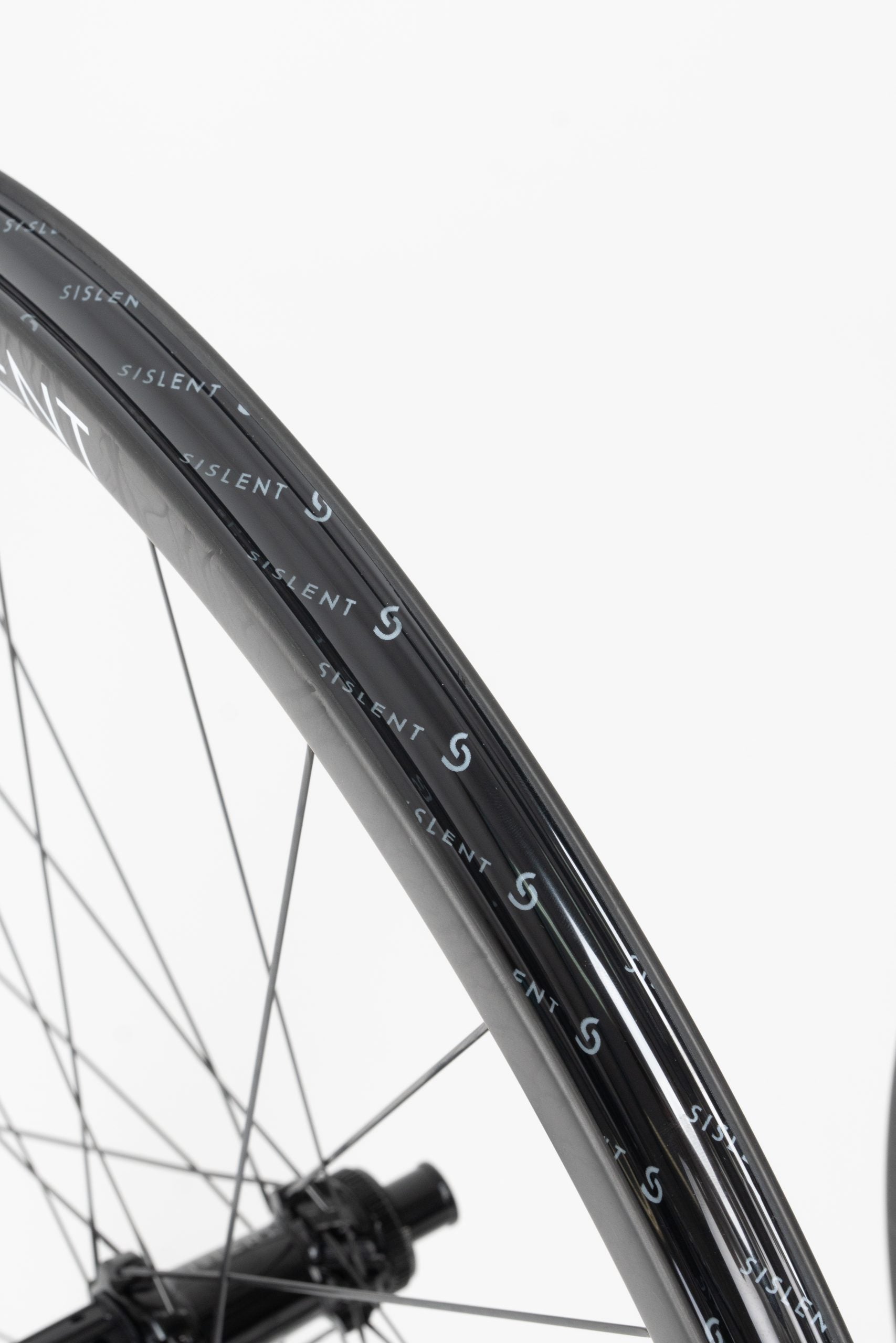 Détail jante Sislent Wild LC vue rapprochée finition carbone hookless