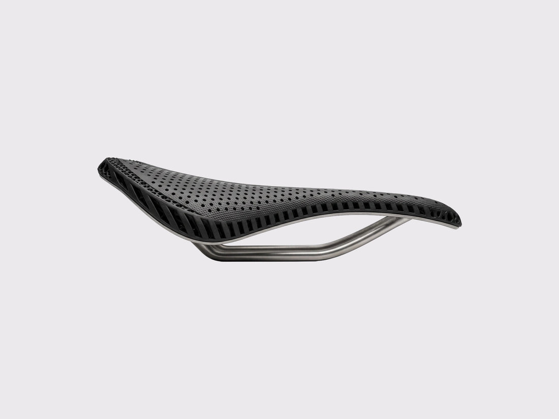 Selle Titane CYKL ERGO 3D Ti : vue de profil montrant le châssis en titane monocoque imprimé en 3D (SLM) et l'interface de rembourrage 3D haute performance.