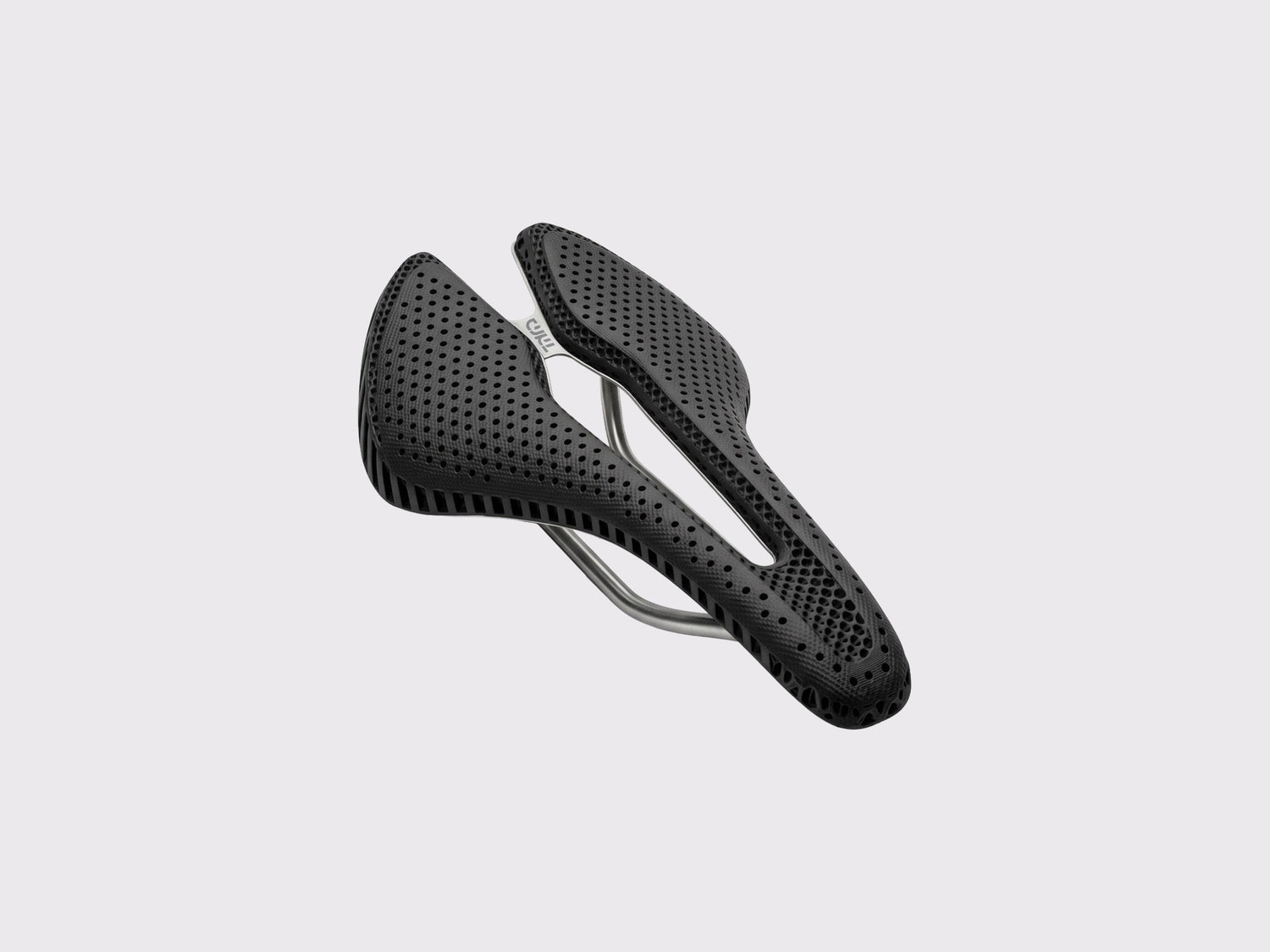 Selle Titane CYKL ERGO 3D Ti : vue perspective illustrant la structure alvéolaire en élastomère et l'optimisation topologique du châssis titane pour le flex dynamique.