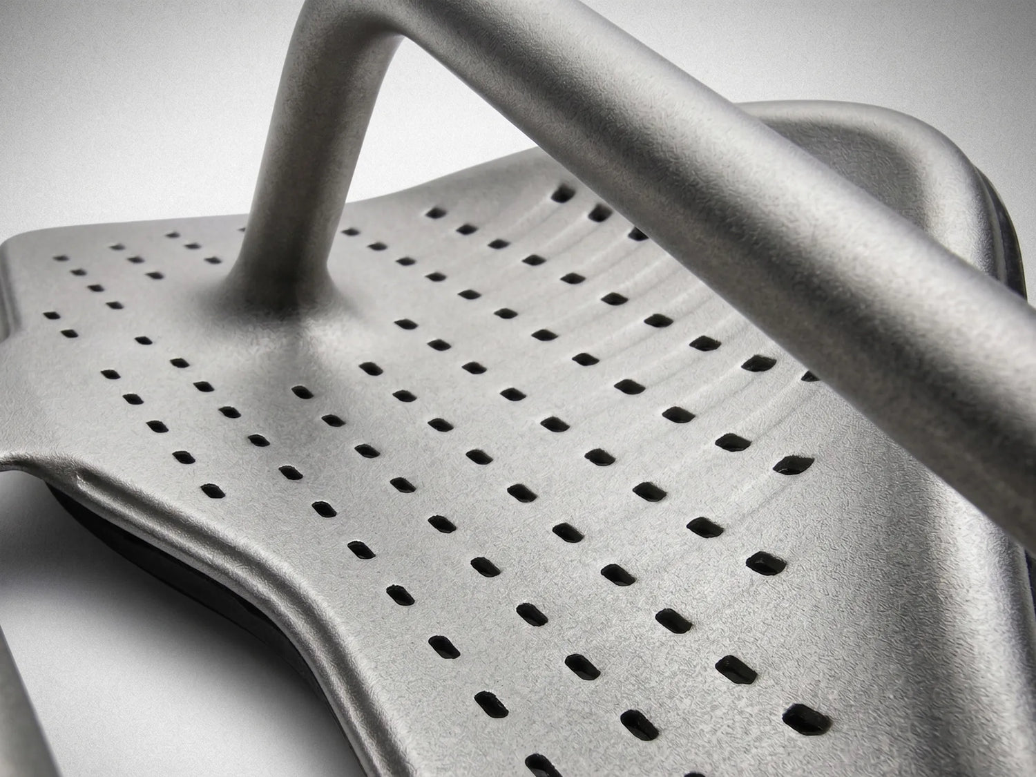 Selle Titane CYKL ERGO 3D Ti : vue macro du châssis monocoque en titane impression 3D (SLM) avec stries longitudinales pour le flex mécanique et l'allègement structurel.