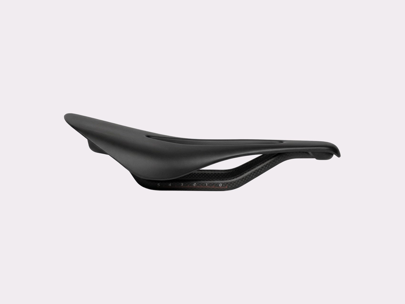 Selle carbone CYKL UltraLight sans revêtement Naked. 143 mm de large. Selle de route, critérium et contre le montre. Poids plume de 65 g