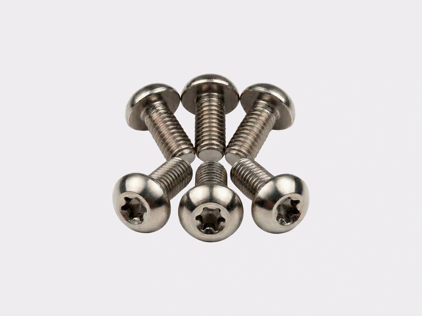 Un pack de 6 vis techniques CYKL M5 x 10mm en titane Grade 5. L'image présente les vis disposées en deux rangées, montrant clairement l'empreinte Torx T25 et les filetages de précision.