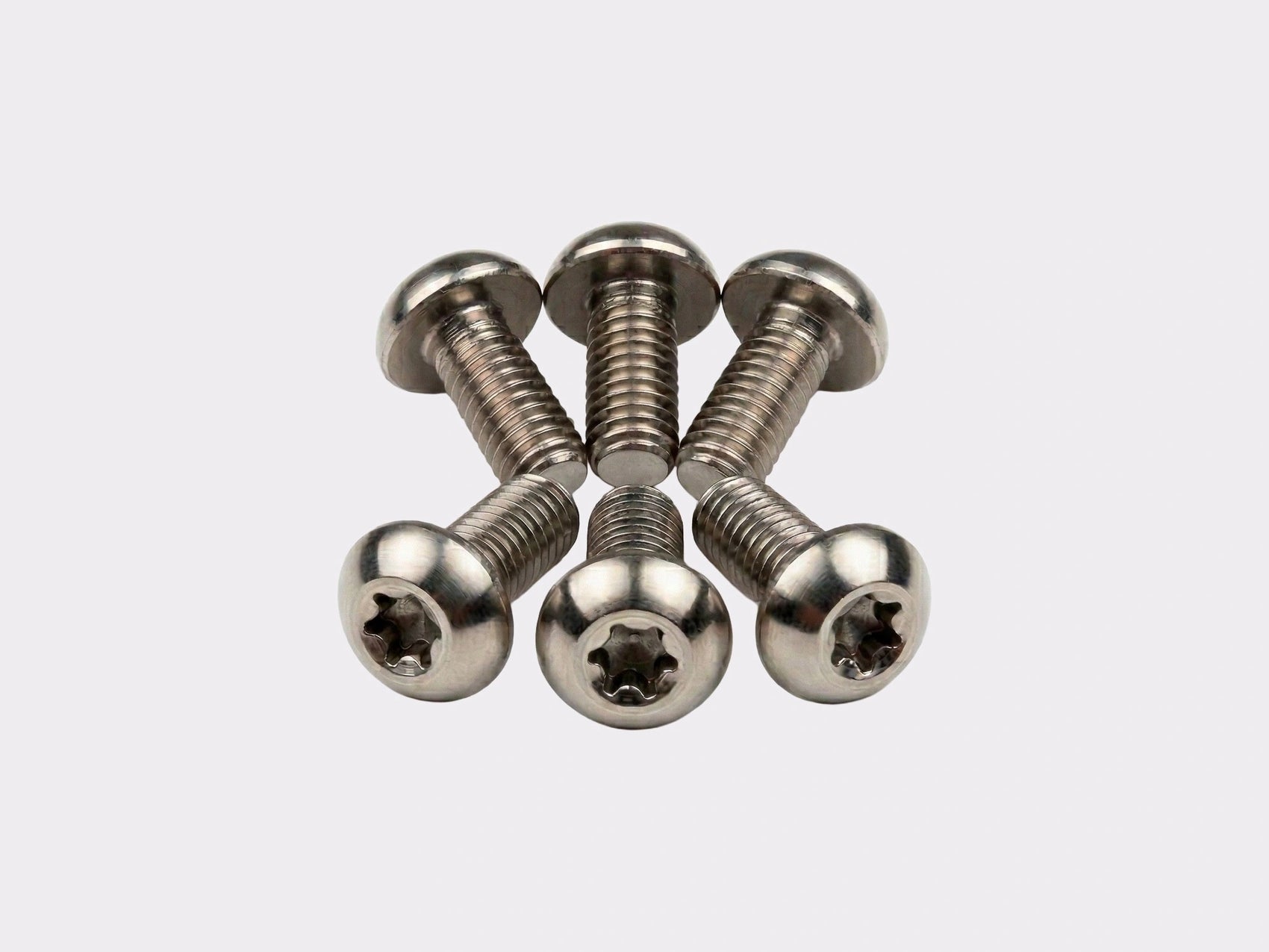 Un pack de 6 vis techniques CYKL M5 x 10mm en titane Grade 5. L'image présente les vis disposées en deux rangées, montrant clairement l'empreinte Torx T25 et les filetages de précision.