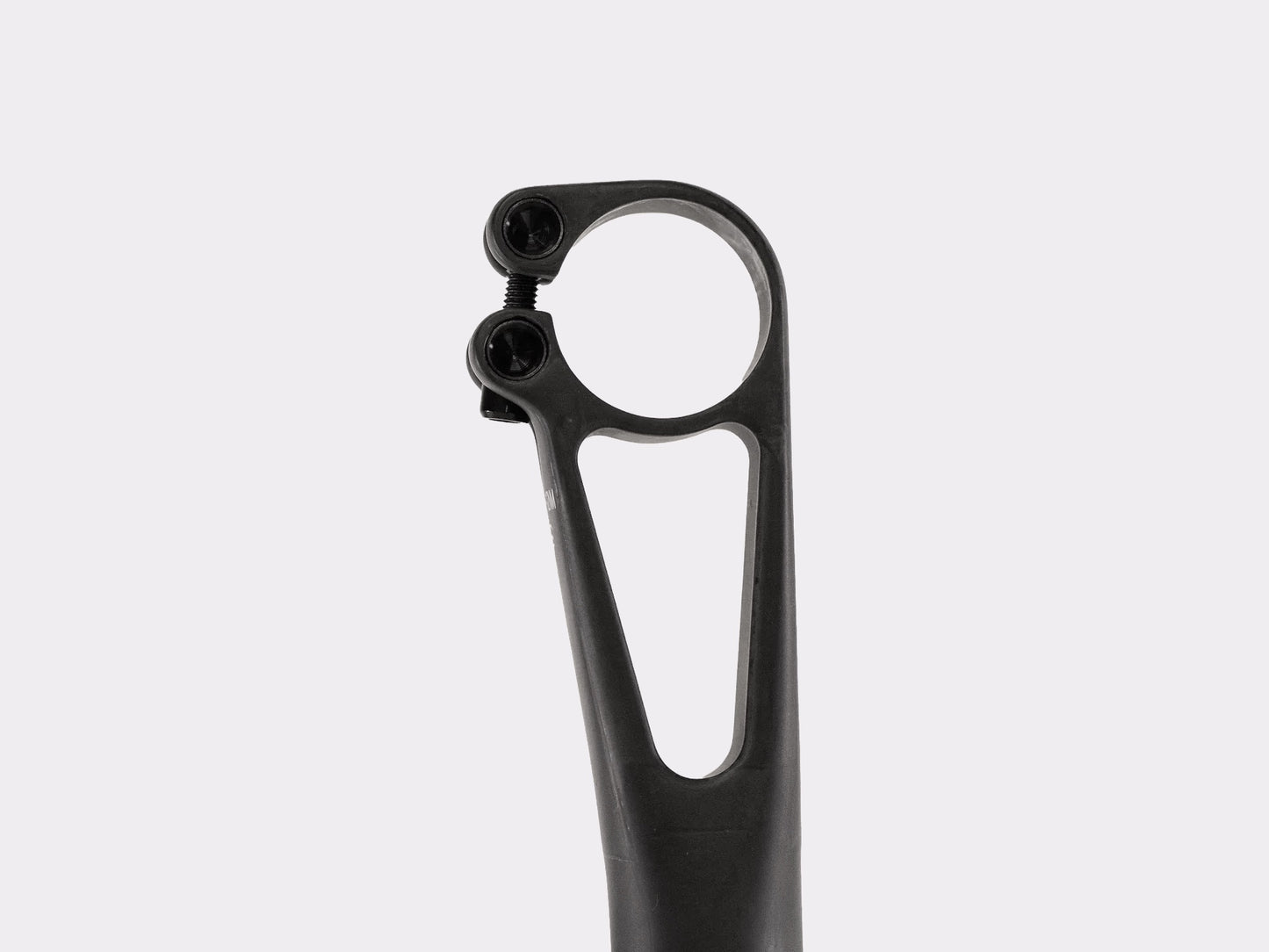 Gros plan sur le chariot de serrage de la tige de selle carbone Blaade.