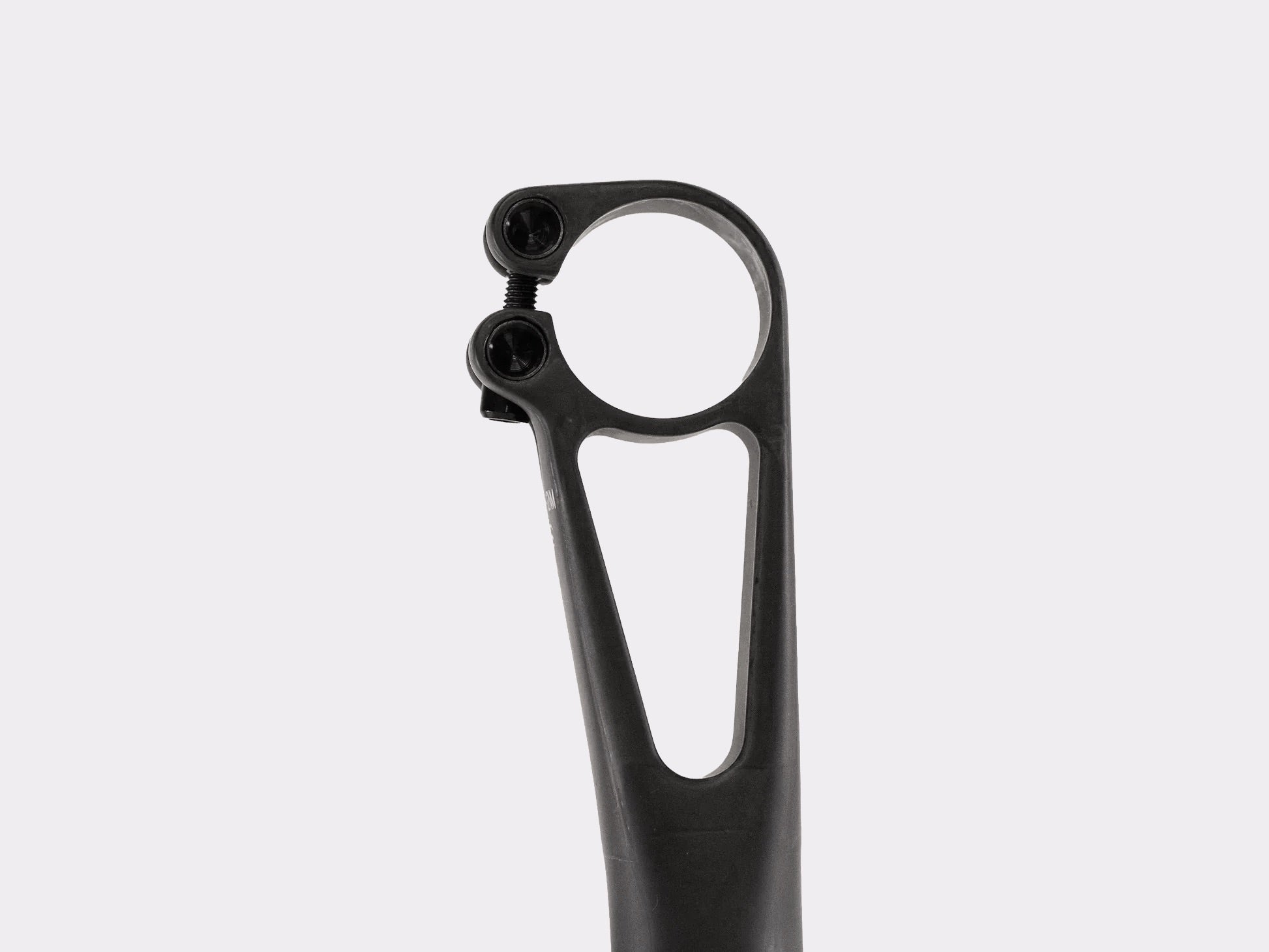 Gros plan sur le chariot de serrage de la tige de selle carbone Blaade.