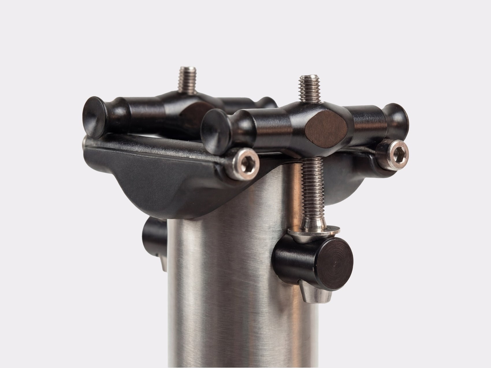 Tige de selle titane CYKL vue rapprochée du chariot de selle – finition brossée, design minimaliste, compatibilité gravel et route