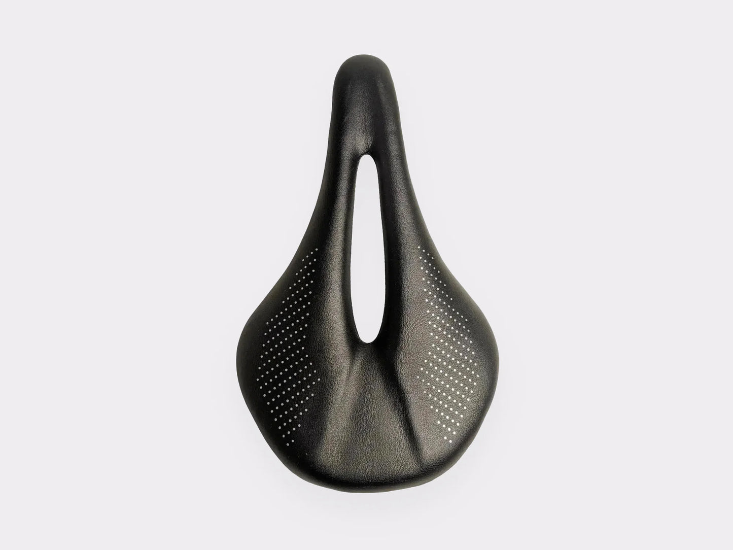 Détail du logo CYKL sur selle carbone ultra light – finition mate, esthétique haut de gamme, montage route et gravel