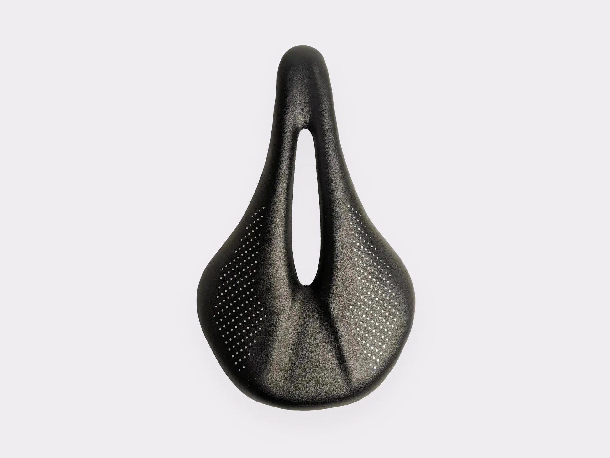 Détail du logo CYKL sur selle carbone ultra light – finition mate, esthétique haut de gamme, montage route et gravel
