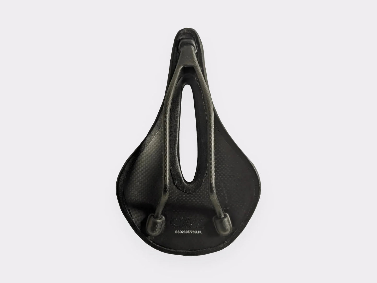 Selle carbone ultra light CYKL vue de dessus – largeur optimisée, découpe centrale, ventilation et soutien anatomique