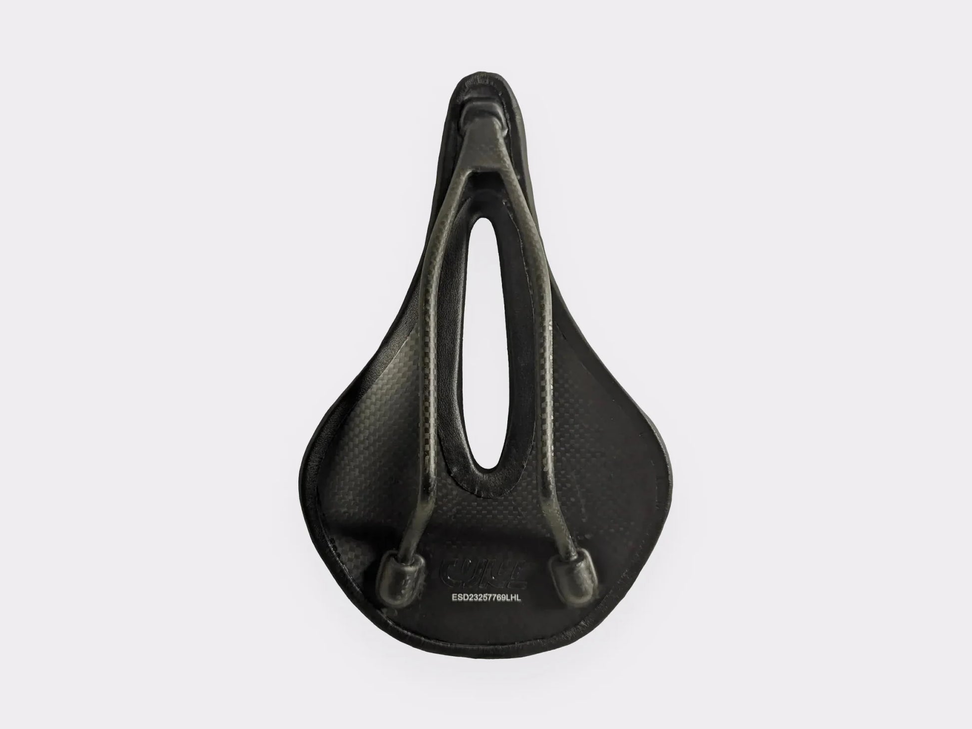 Selle carbone ultra light CYKL vue de dessus – largeur optimisée, découpe centrale, ventilation et soutien anatomique