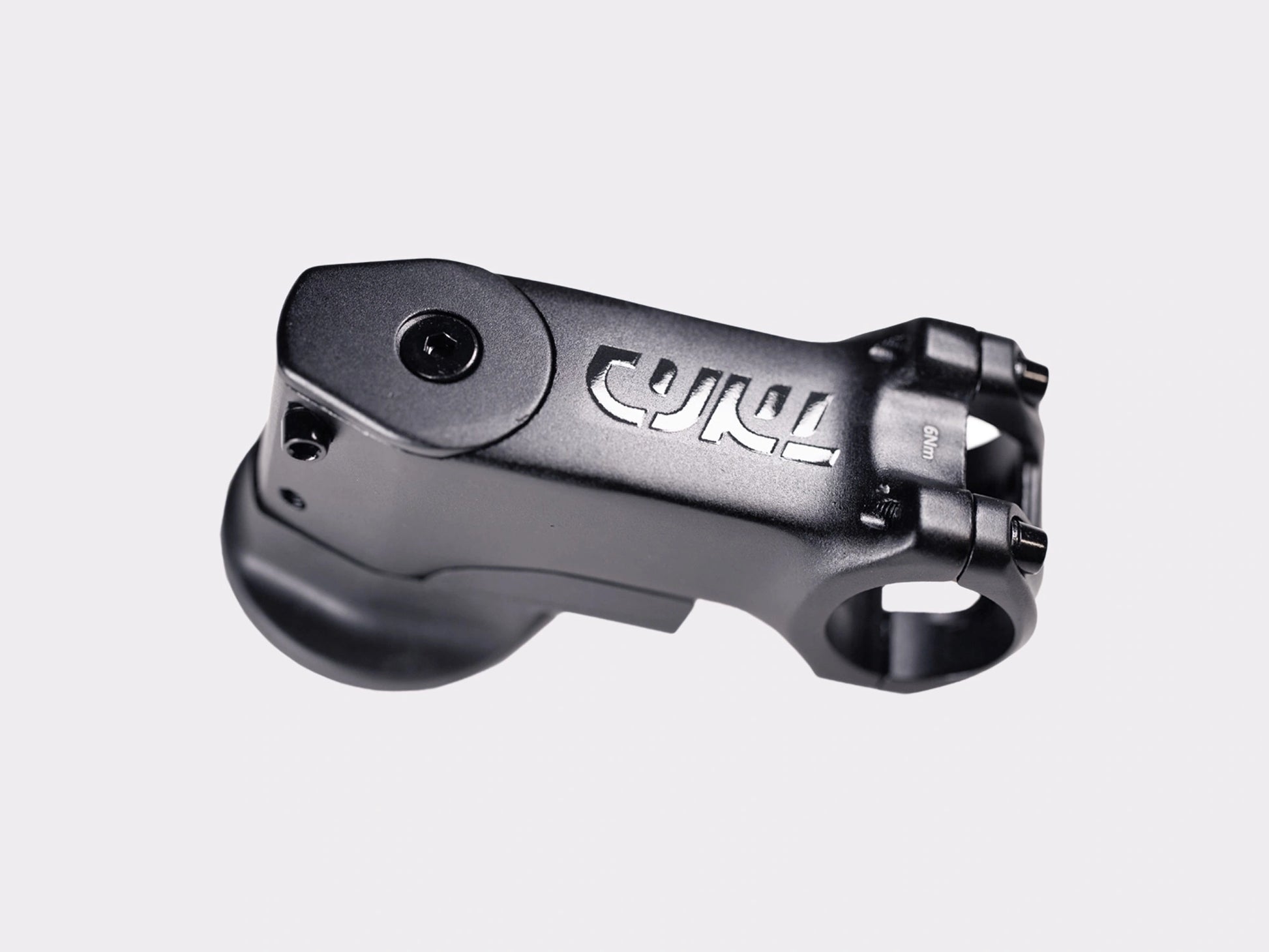 Vue de face de la potence CYKL en aluminium 6061-T6 anodisé noir, mettant en évidence la plaque de serrage à 4 vis et l'orifice d'entrée inférieur pour l'acheminement interne des gaines.