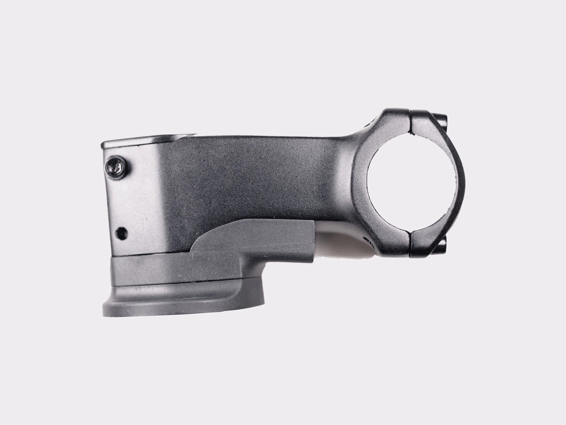 Vue latérale de la potence CYKL, montrant son angle de -7° et l'interface précise avec la coupelle de direction et les entretoises intégrées.