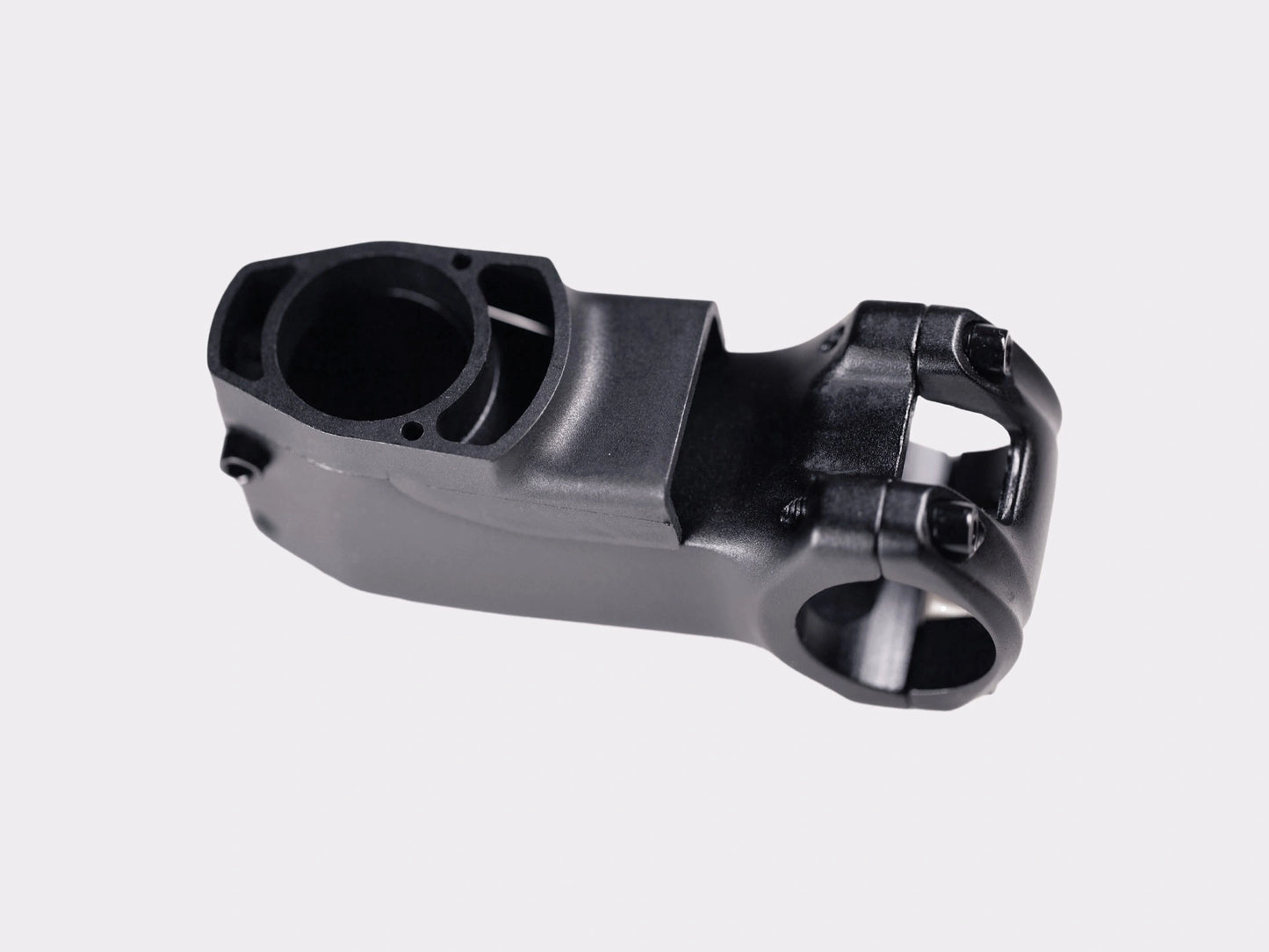 Vue de dessous de la potence CYKL, illustrant l'orifice d'acheminement interne des gaines de frein et de dérailleur vers le jeu de direction.