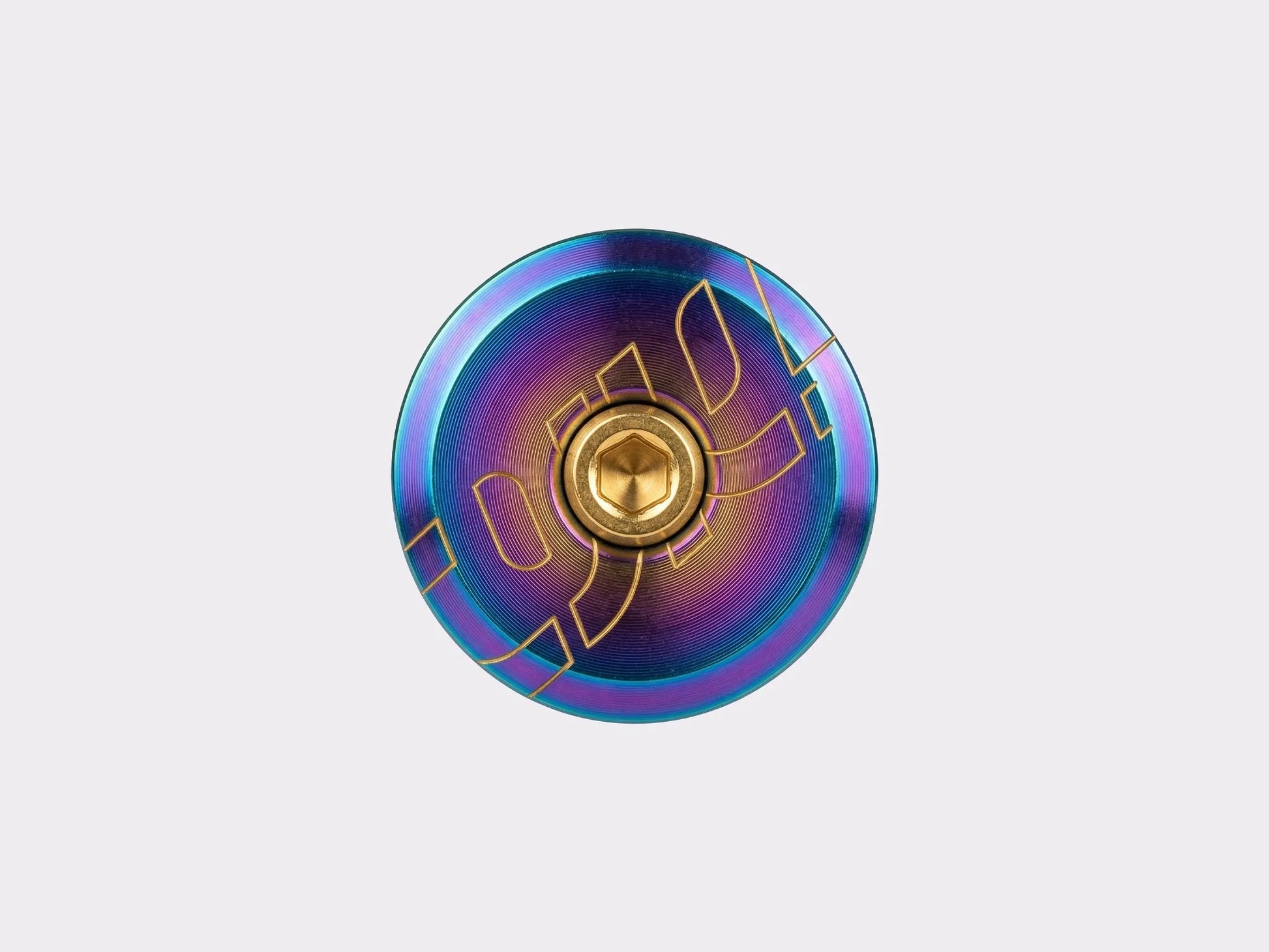 Bouchon de potence CYKL en titane avec finition oil slick anodisée et vis assortie, installé sur une potence. (Oil slick)