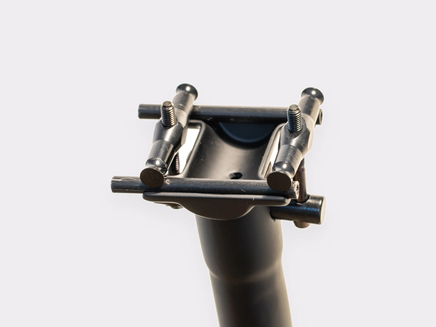 Tige de selle carbone CYKL montée sur cadre – intégration élégante, absorption des vibrations, performance longue distance