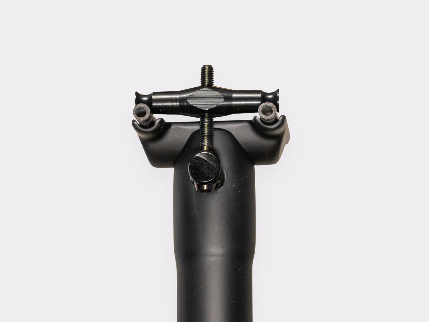 Détail du logo CYKL sur tige de selle carbone – design minimaliste, finition haut de gamme, poids optimisé
