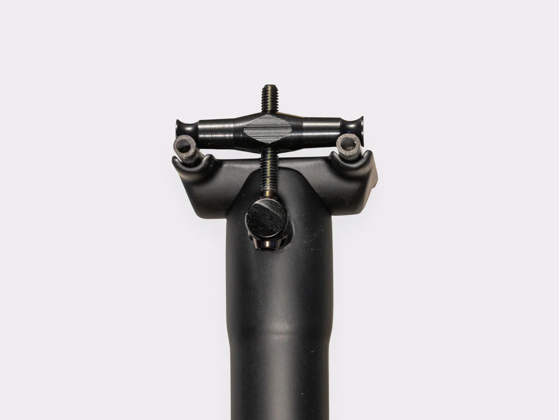 Détail du logo CYKL sur tige de selle carbone – design minimaliste, finition haut de gamme, poids optimisé