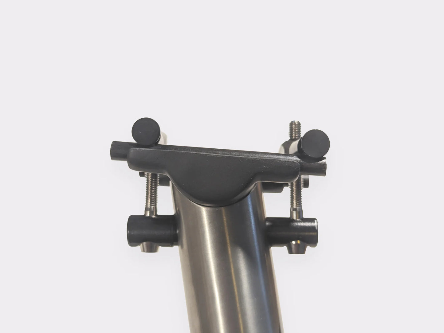 Zoom sur le serrage de la tige de selle titane CYKL – usinage CNC, visserie titane, réglage précis