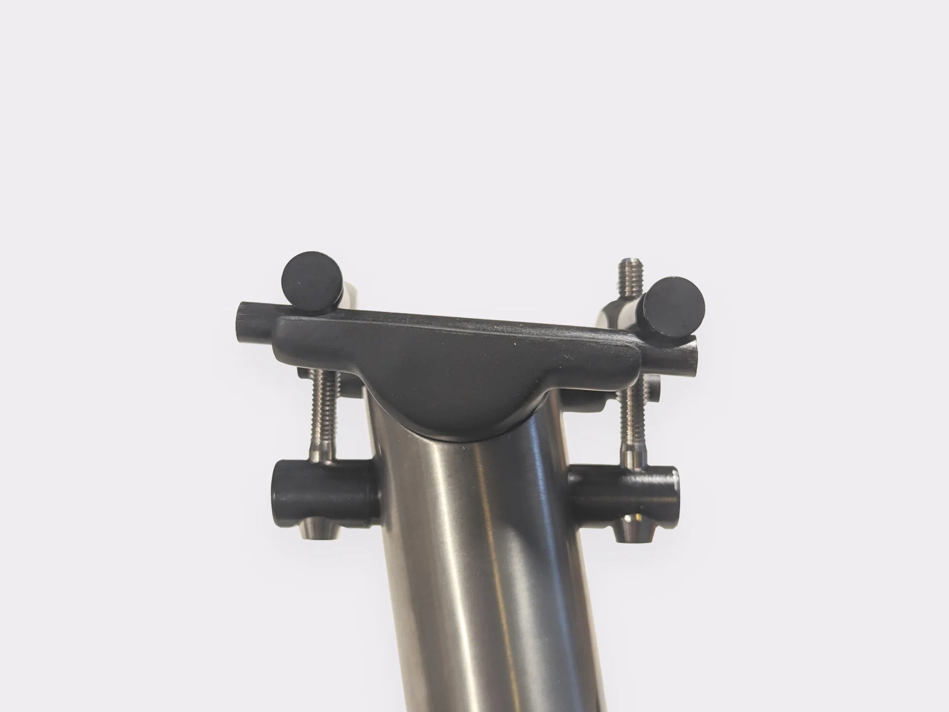 Zoom sur le serrage de la tige de selle titane CYKL – usinage CNC, visserie titane, réglage précis