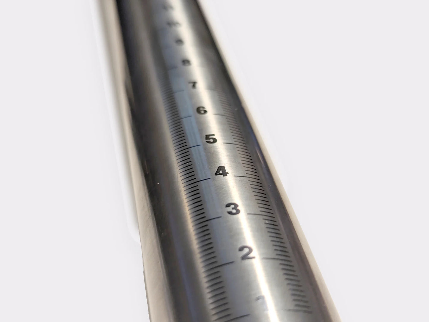 Détail du logo CYKL gravé sur la tige de selle titane – fabrication française, finition haut de gamme