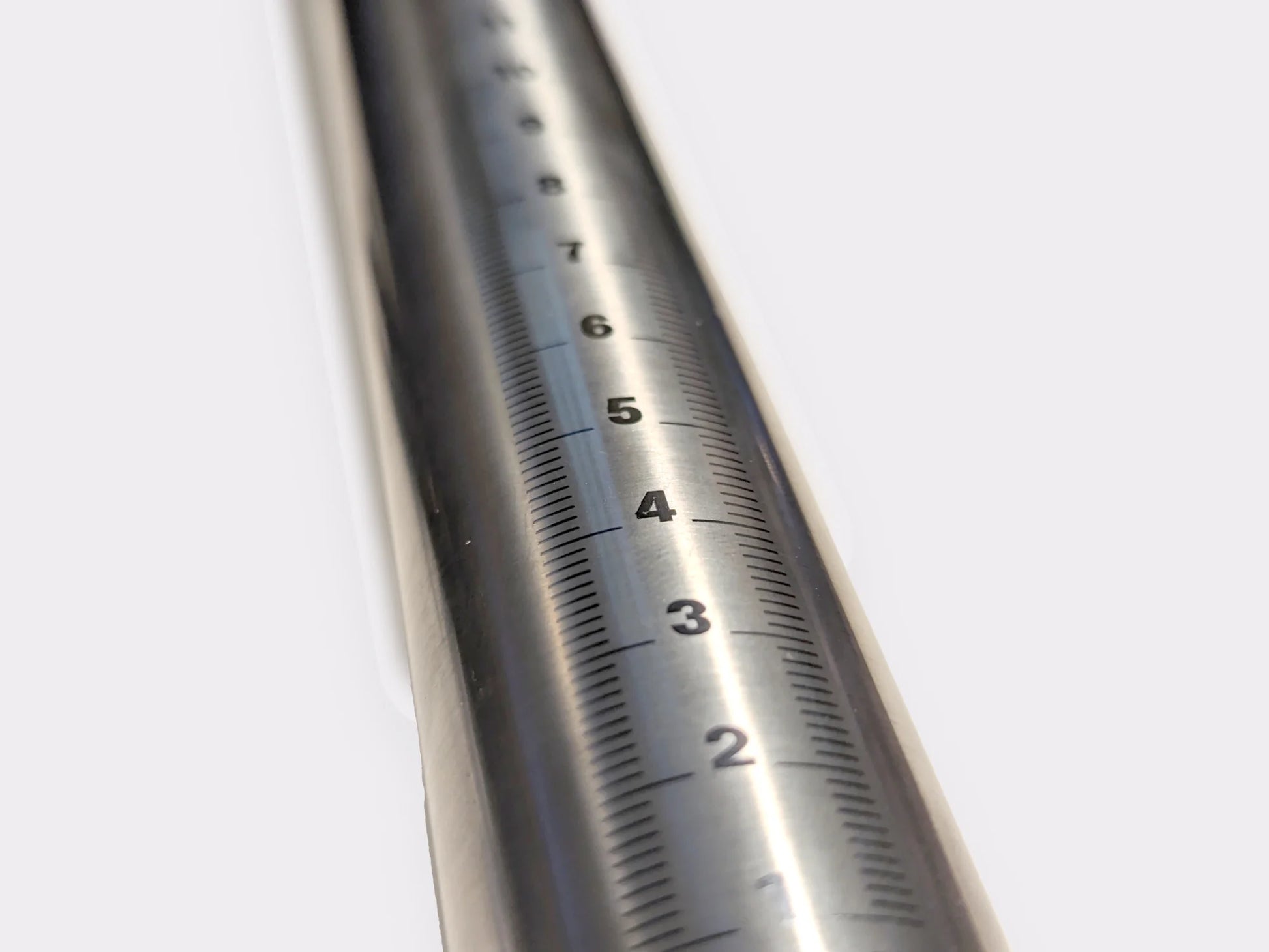 Détail du logo CYKL gravé sur la tige de selle titane – fabrication française, finition haut de gamme