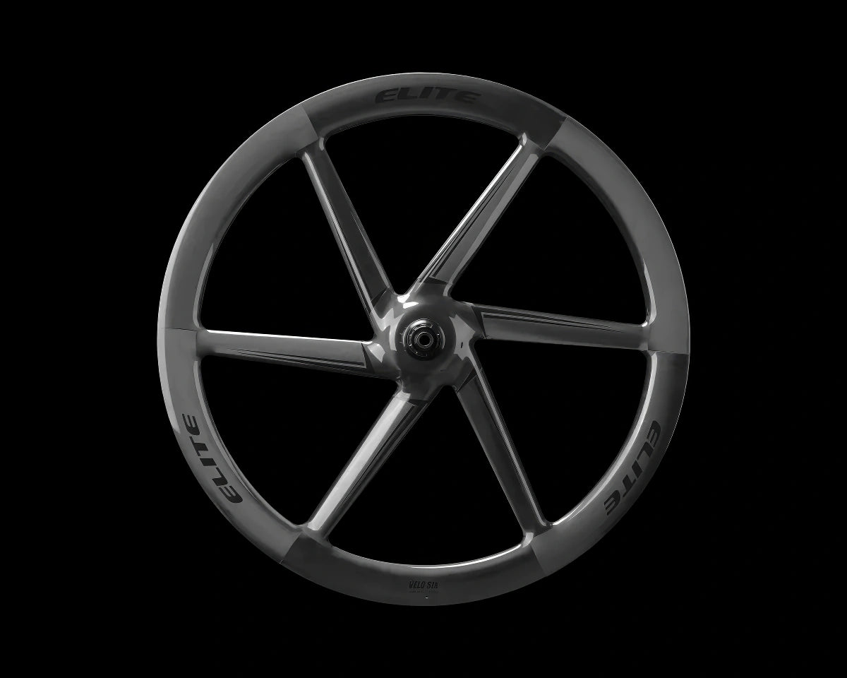 Roue arrière Elitewheels Velo Six II Disc en carbone à 6 bâtons, vue de face, finition noir brillant