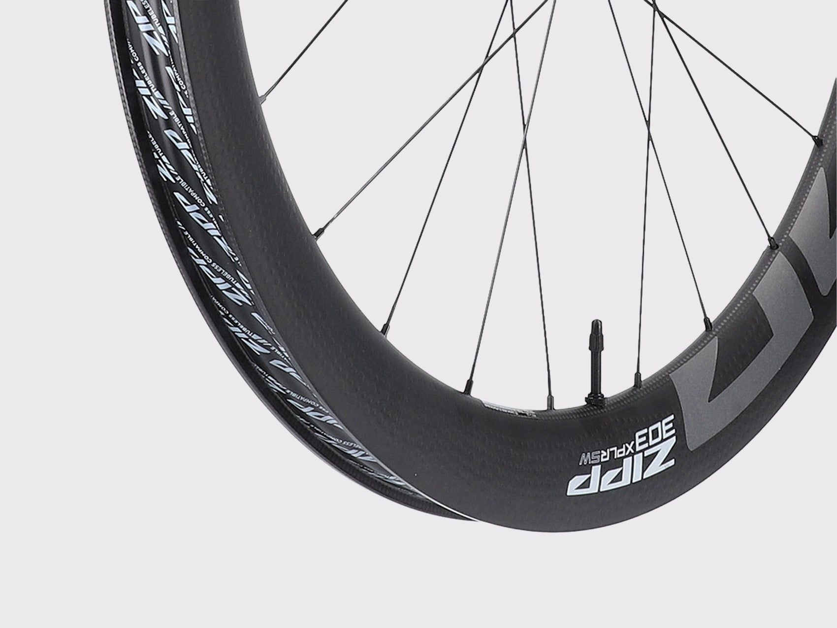 Profil de jante carbone Zipp 303 SW XPLR montrant la largeur interne de 32 mm et le fond de jante tubeless