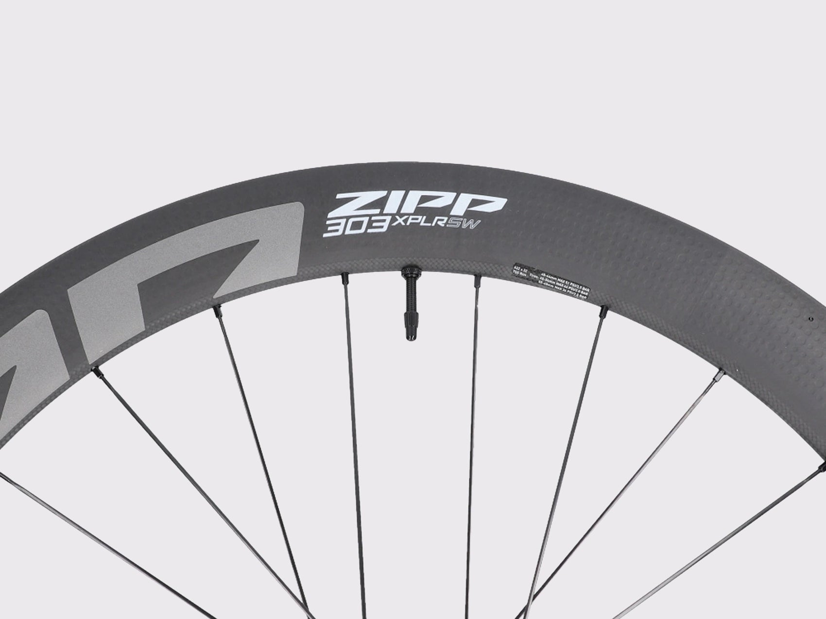 Finition carbone UD de la jante Zipp 303 SW XPLR avec valve tubeless installée