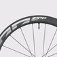 Gros plan sur la jante carbone 58 mm et le marquage gris de la roue Zipp 404 S. (Gris)