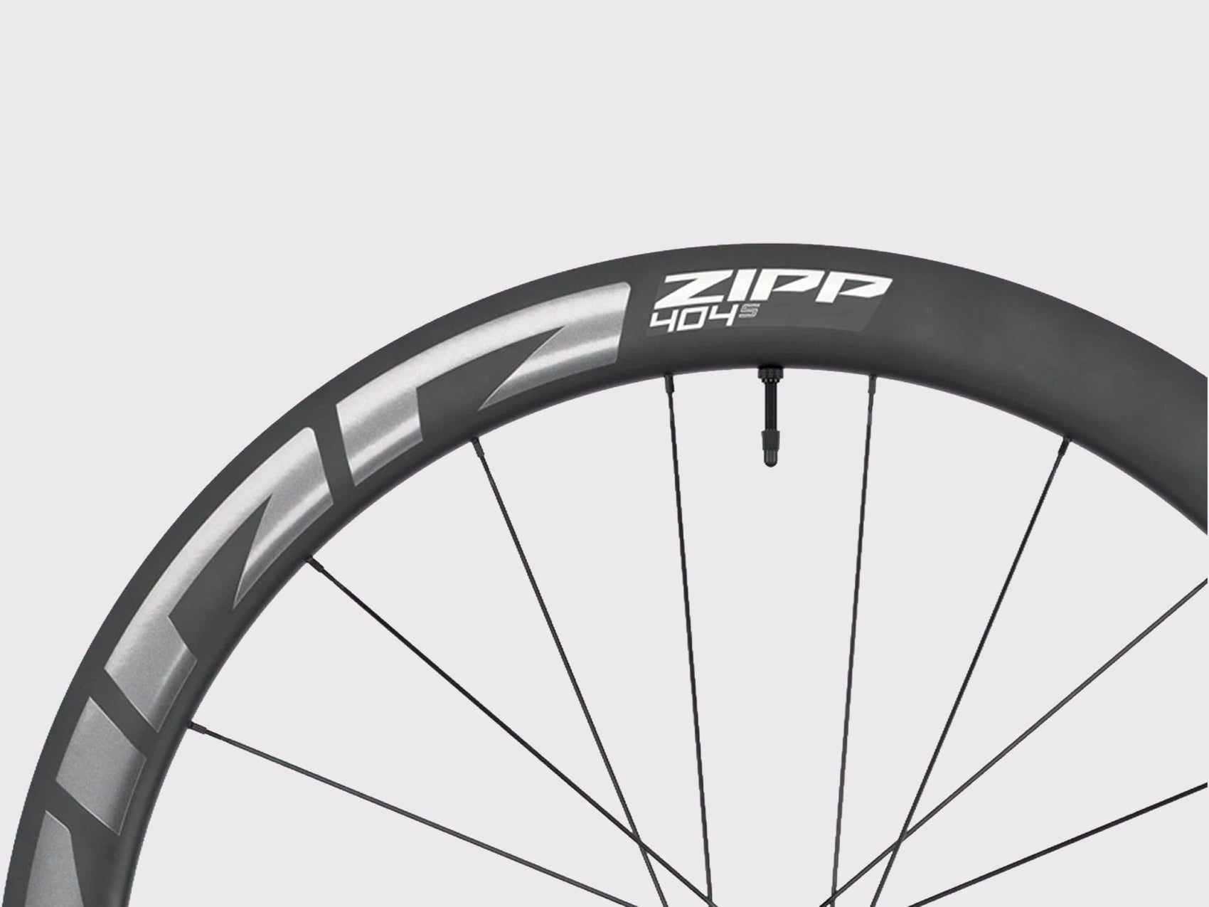 Gros plan sur la jante carbone 58 mm et le marquage gris de la roue Zipp 404 S. (Gris)