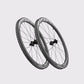 Vue de profil de la paire de roues aéro Zipp 404 S Tubeless Disc finition grise. (Gris)