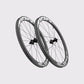 Vue de trois-quarts de la paire de roues aéro Zipp 404 S finition marquage blanc. (Blanc)