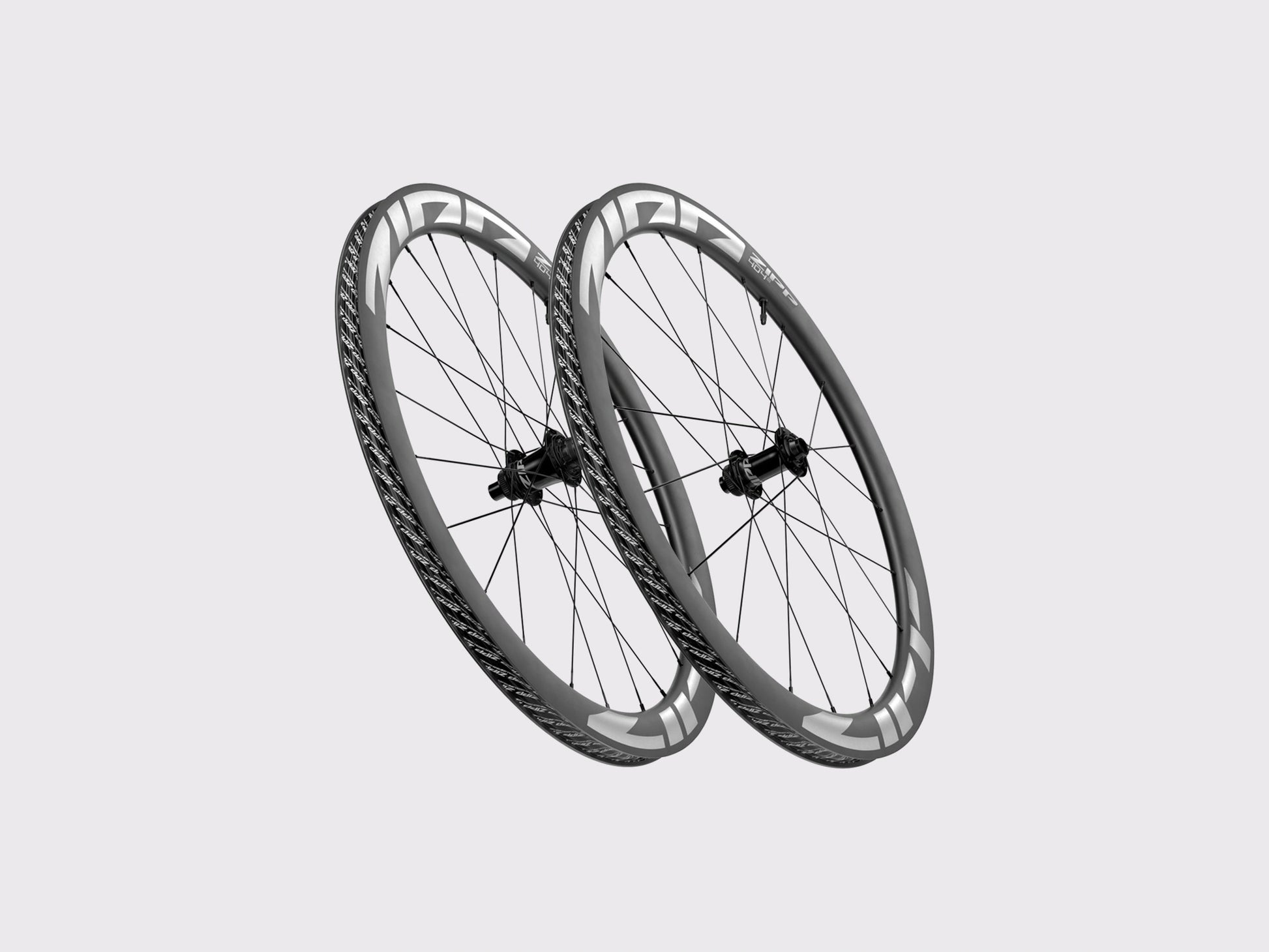 Vue de trois-quarts de la paire de roues aéro Zipp 404 S finition marquage blanc. (Blanc)
