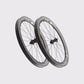 Vue de trois-quarts paire de roues Zipp 303 XPLR S jante 32mm interne logos gris. (Gris)