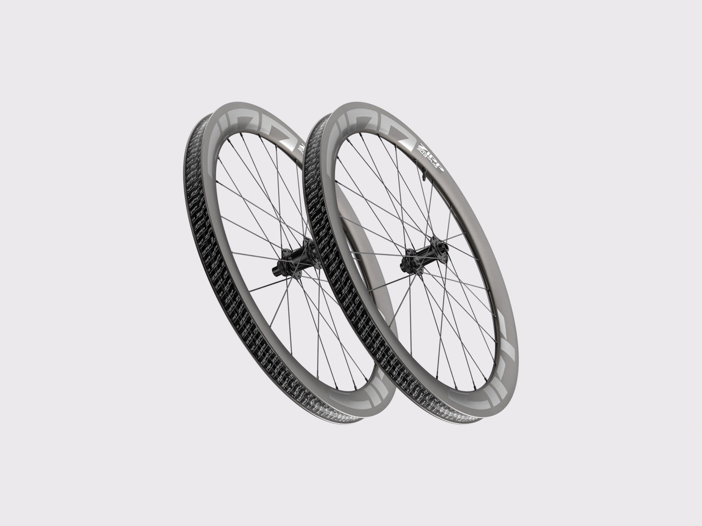 Vue de trois-quarts paire de roues Zipp 303 XPLR S jante 32mm interne logos gris. (Gris)