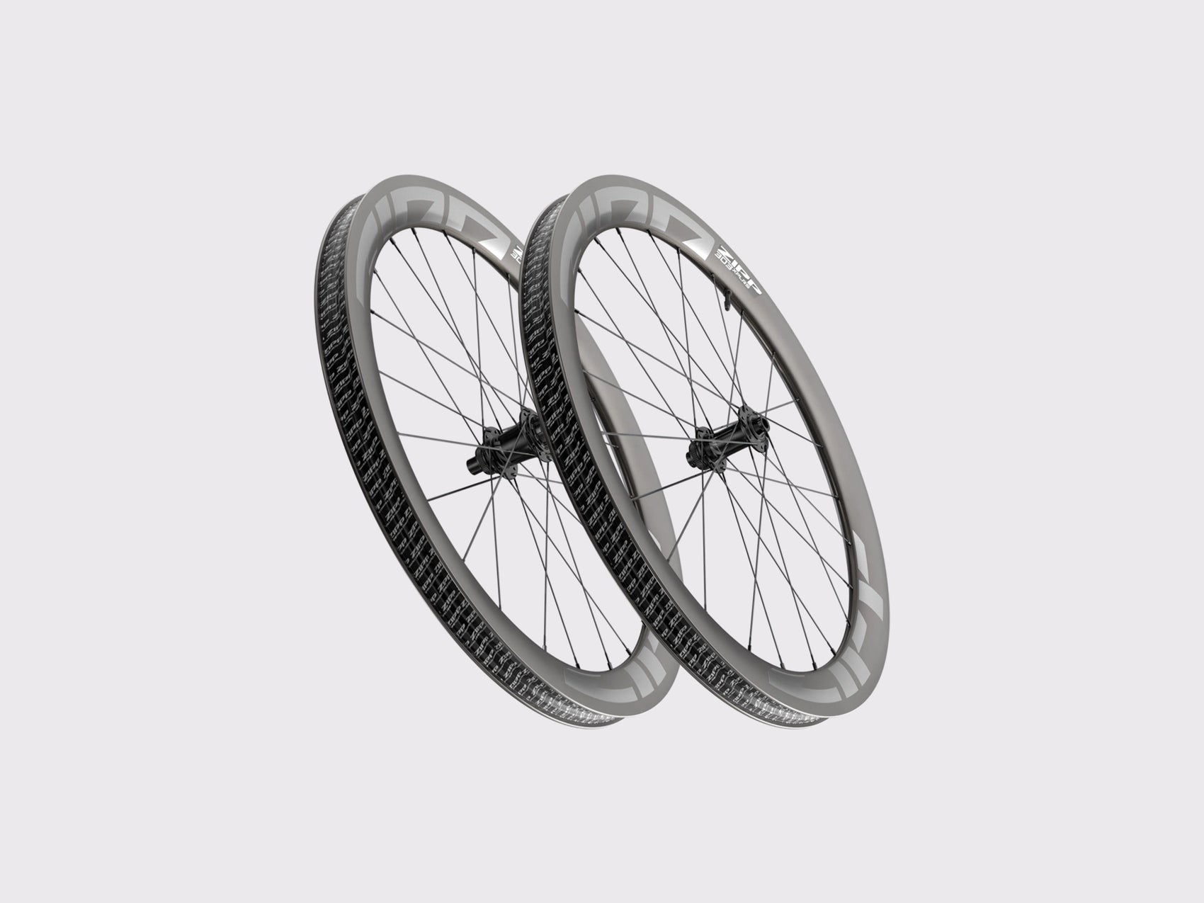 Vue de trois-quarts paire de roues Zipp 303 XPLR S jante 32mm interne logos gris. (Gris)