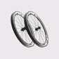 Vue de trois-quarts paire de roues Zipp 303 XPLR S jante 32mm interne logos blancs. (Blanc)