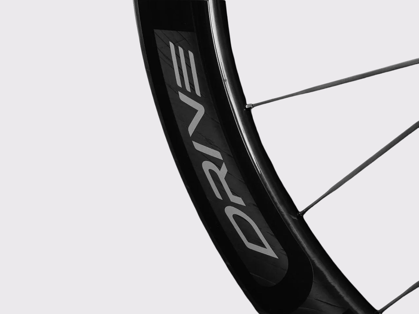 paire de roues elitewheels drive g50 cs. Roues de gravel en carbone avec rayons carbone et moyeux titane.