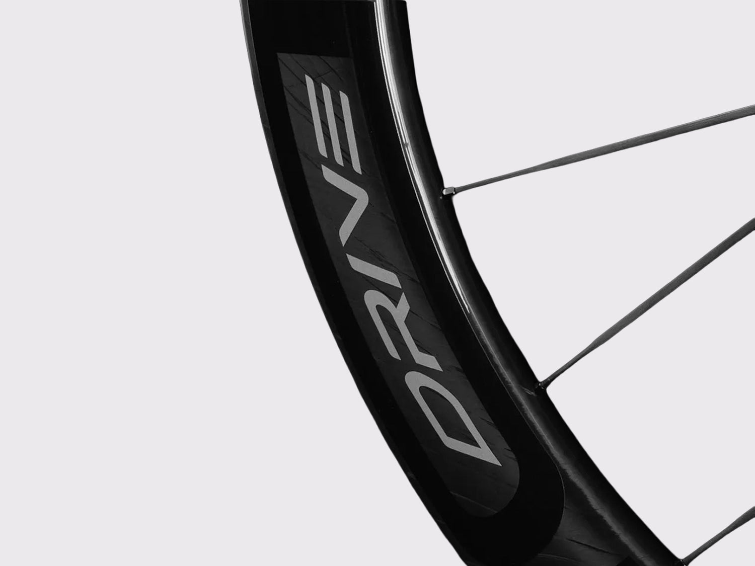 paire de roues elitewheels drive g50 cs. Roues de gravel en carbone avec rayons carbone et moyeux titane.
